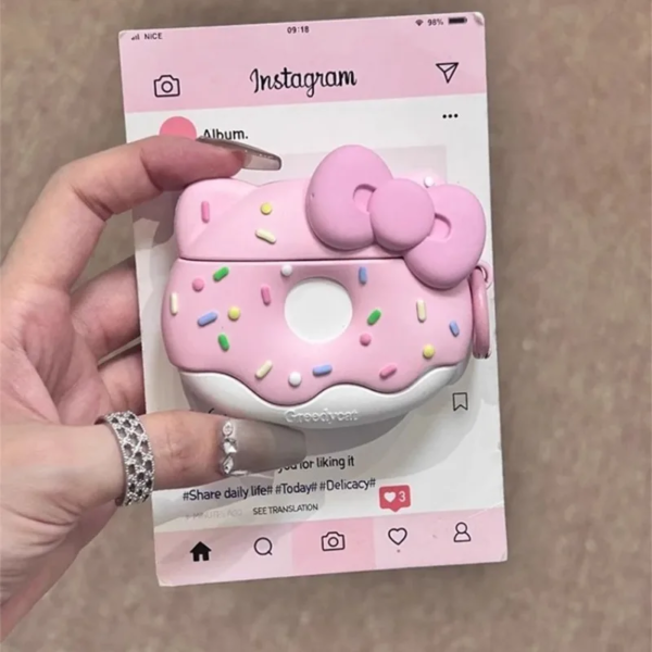 Capa Protetora Hello Kitty para AirPods - Design Donut - Imagem 5