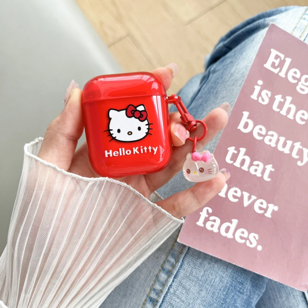 Capa Protetora Hello Kitty para AirPods - Vermelha com Pingente - Imagem 5