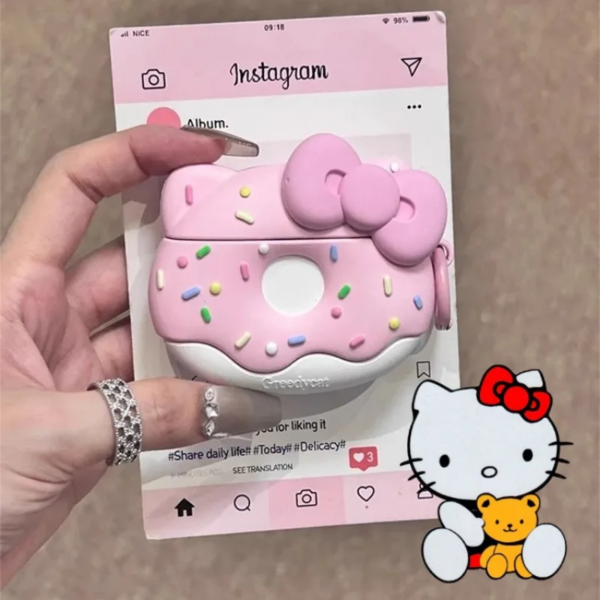 Capa Protetora Hello Kitty para AirPods - Design Donut - Imagem 3
